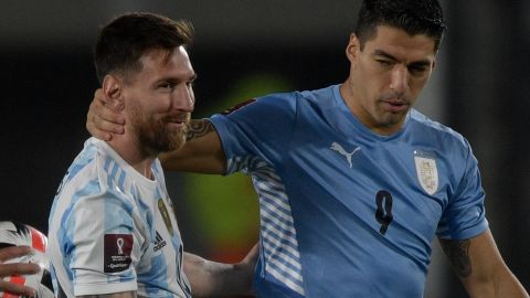 Lionel Messi (L) y Luis Suarez (R) comparten luego de un encuentro de eliminatorias Conmebol entre Argentina y Uruguay.