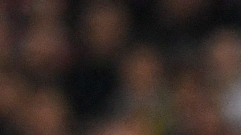 Atakan Karazor es expulsado durante un encuentro ante Unión Berlín en la Bundesliga alemana.