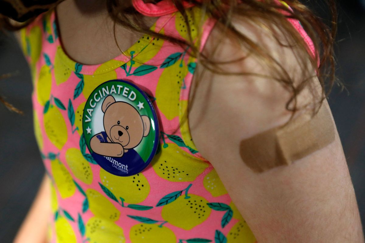 Una niña tras recibir la primera dosis de la vacuna de Pfizer en Michigan.  