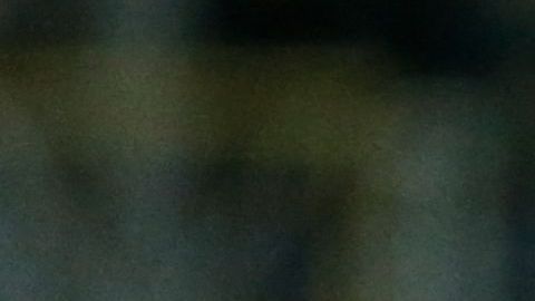 Byron Castillo de Ecuador y Claudio Baeza de Chile disputan un balón en encuentro por eliminatorias a Qatar 2022.