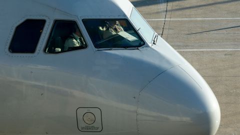 Avión en pista de aeropuerto/Archivo.