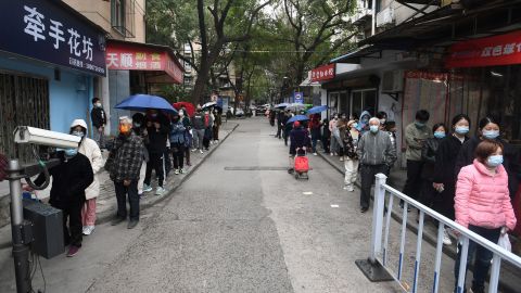 Residentes de Wuhan, China, se someten a pruebas de COVID-19.