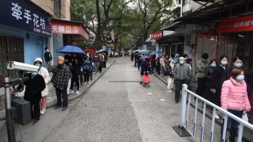 Residentes de Wuhan, China, se someten a pruebas de COVID-19.