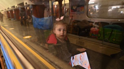 La niña logró salvar su vida fingiendo estar muerta.