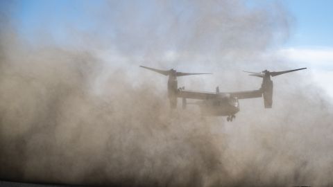 Se trata de una aeronave militar MV-22B Osprey .