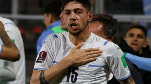 Federico Valverde celebra tras marcar gol a Chile en encuentro por las eliminatorias sudamericanas a Qatar 2022.