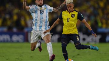 Byron Castillo maneja el balón ante la marca del argentino Nicolás González en un encuentro por eliminatorias a Qatar 2022.