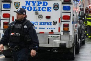 Hombre dormía bajo camión en Queens y muere arrollado