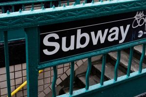 Sujeto corta a su novia en el rostro y la espalda en estación del Subway en Nueva York