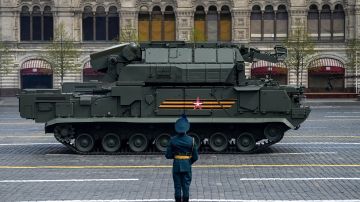 Un Sistema de defensa aéreo ruso TOR-M2 mostrado en la Plaza Roja en Moscú.