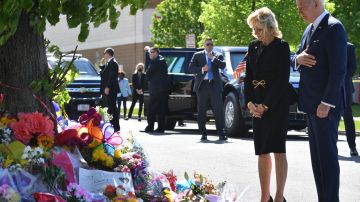El presidente Joe Biden y la primera dama, Jill Biden, en el memorial en recordación de las víctimas de la masacre en Buffalo.