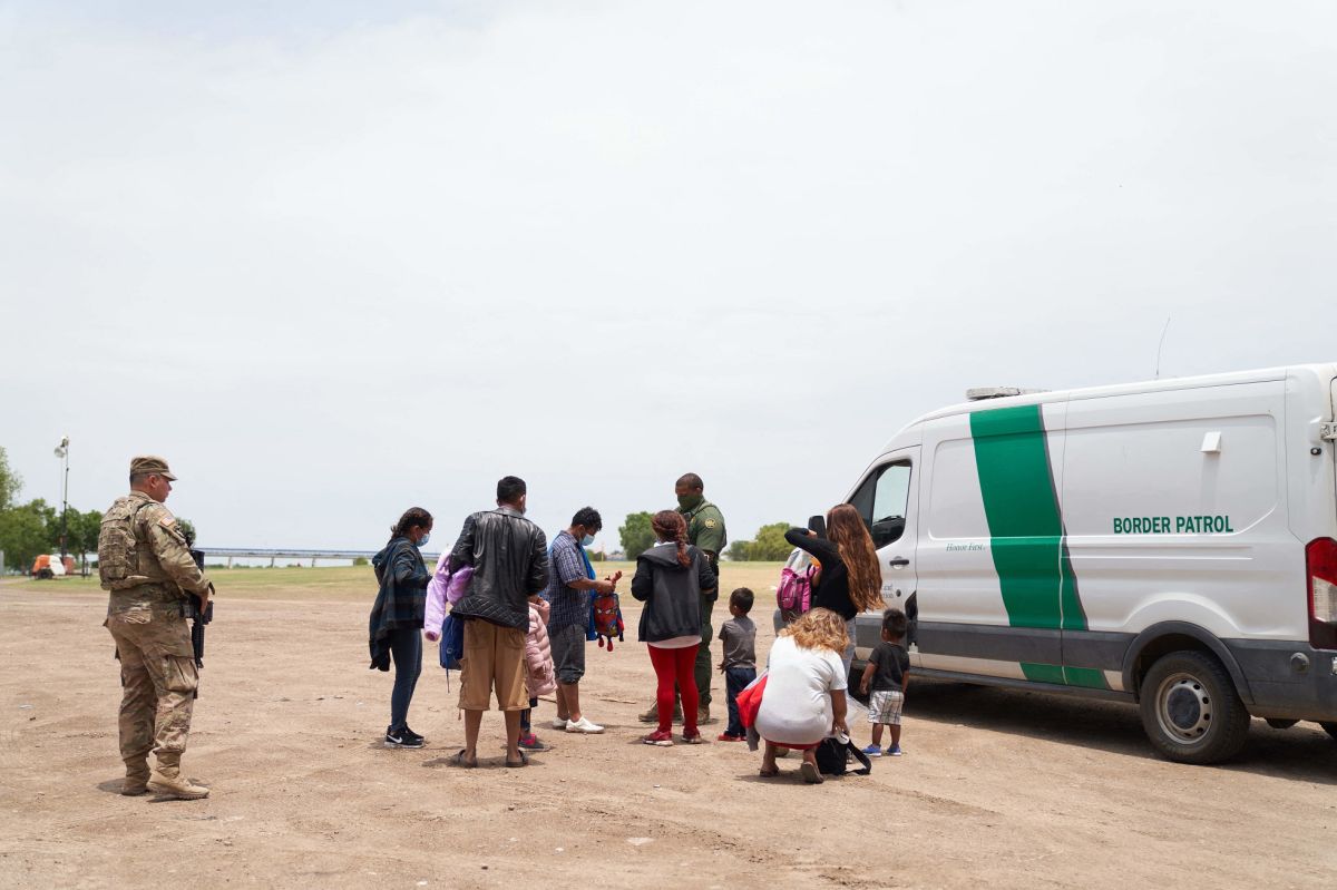 Cientos de indocumentados cruzan cada semana la frontera sur con México.