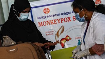 Trabajadores de la salud examinan a los pasajeros que llegan del extranjero para detectar síntomas de viruela del mono en la terminal del Aeropuerto Internacional Anna en Chennai.