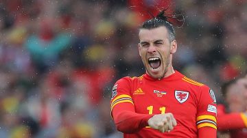 Gareth Bale encaminó a Gales al Mundial con un tiro libre al minuto 34.
