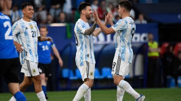 Lionel Messi (C) celebra junto a Julián Álvarez (R) y Paulo Dybala (L) su quinto y último tanto del amistoso ante Estonia.
