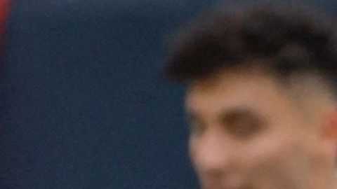 Jesús Corona disputa un balón con Pervis Estupiñán.