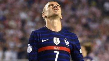 Griezmann se lamenta al fallar la ocasión que pudo haberle dado la victoria a Francia ante Croacia, en la UEFA Nations League.