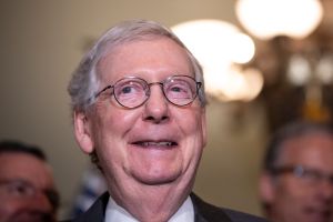 Líder de republicanos en el Senado celebra decisión de Corte Suprema que anula derecho al aborto