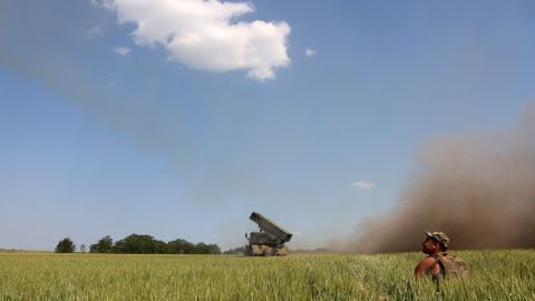 Las posiciones rusas son atacadas y golpeadas por el fuego de artillería ucraniano.