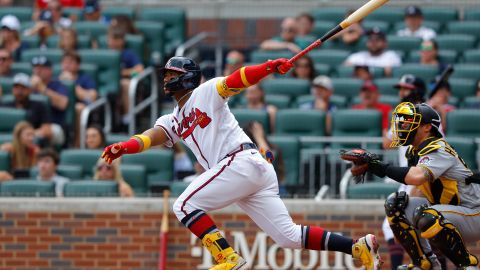 Ronald Acuña al conectar su cuadrangular número 6 de la temporada en MLB.