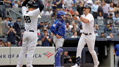 Matt Carpenter (R) es felicitado por Anthony Rizzo (L) tras conectar su segundo HR de la tarde ante Chicago Cubs.