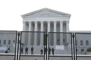 Corte Suprema detiene a gobiernos republicanos que defienden castigo a inmigrantes impuesto por Trump