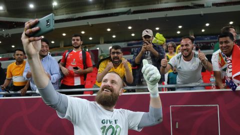 Andrew Redmayne posa para un selfie con los aficionados tras ser el héroe en la tanda de penales contra Perú.