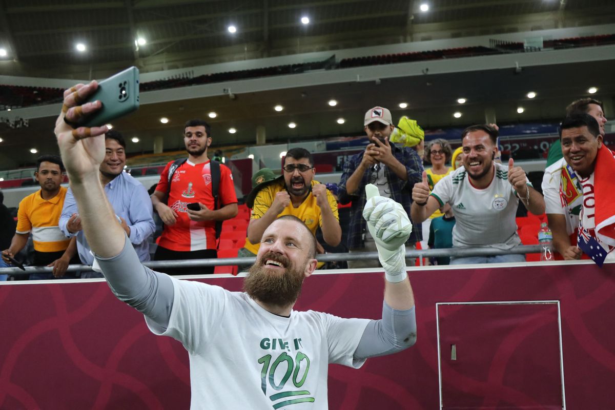 Andrew Redmayne posa para un selfie con los aficionados tras ser el héroe en la tanda de penales contra Perú. 