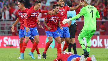 Jugadores de Costa Rica celebran su pase a Qatar 2022.