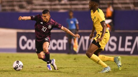 Orbelin Pineda (L) intentó buscar el tanto de la victoria mexicana pero al final no pudo.