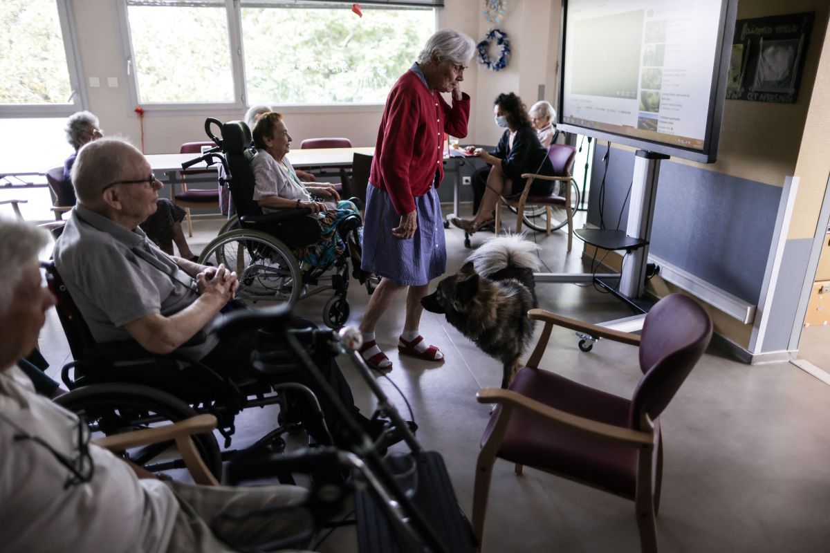 Ancianos en un centro de cuido en Francia.