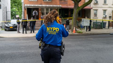 El cuerpo fue hallado dentro de un apartamento en Jamaica Avenue.