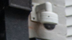 La víctima fue descubierta acostada en la cama inconsciente con un traumatismo craneal.