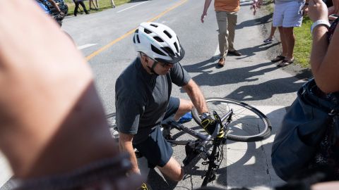 El presidente Biden no sufrió daños en la caída.