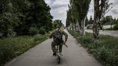 Estuvieron involucrados en disparar y bombardear a personal militar, según Rusia.