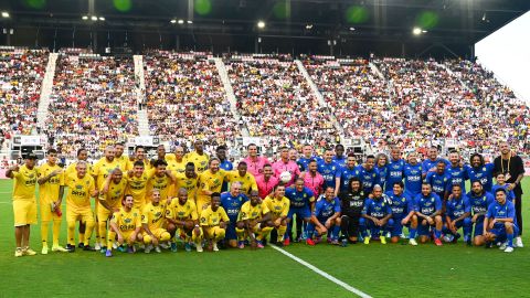 Equipos de Ronaldinho y de Roberto Carlos posan para las cámaras.