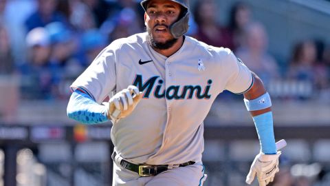 Jerar Encarnación recorre las bases tras conectar su grand slam.
