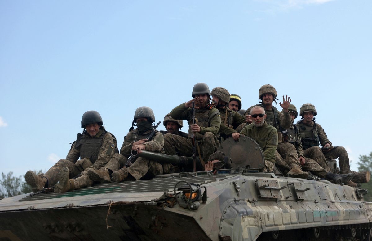 Soldados ucranianos viajan en un vehículo blindado de transporte de personal (APC) en una carretera de la región oriental de Luhansk.