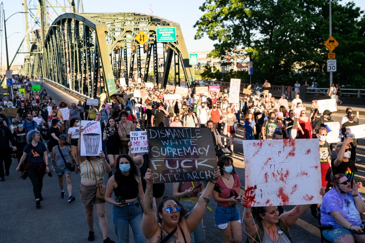 Una manifestación en Portland, Oregon, en contra de la decisión del Supremo que invalida el derecho al aborto.