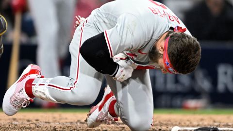 Bryce Harper se retuerce del dolor luego de recibir el pelotazo por parte del lanzador Blake Snell.