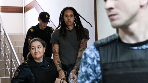 Brittney Griner es trasladada a la corte de Moscú este 27 de junio de 2022.