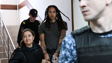 Brittney Griner es trasladada a la corte de Moscú este 27 de junio de 2022.