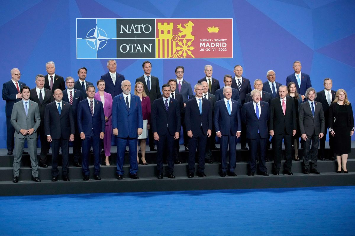 Los jefes de Estado posan para una foto de grupo antes de la primera sesión plenaria de la cumbre de la OTAN.