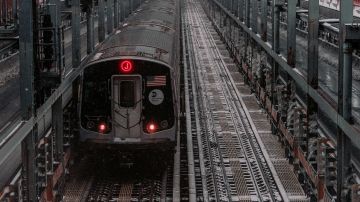 Plataforma elevada del Metro de Nueva York, en Williamsburg Bridge.
