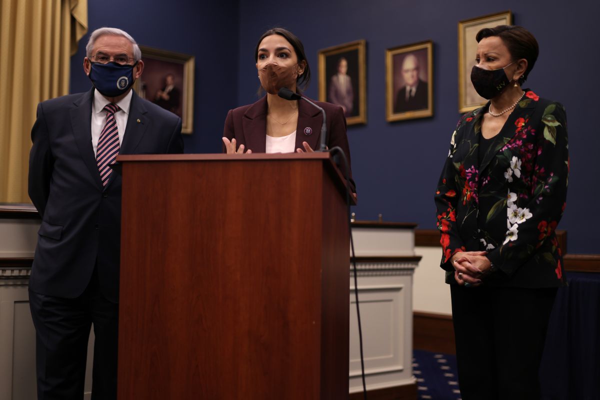 Tanto la representante demócrata Alexandria Ocasio-Cortez como su compañera de Partido, Nydia Velázquez, visitaron Puerto Rico la semana pasada para discutir la "Ley de Estatus de Puerto Rico".