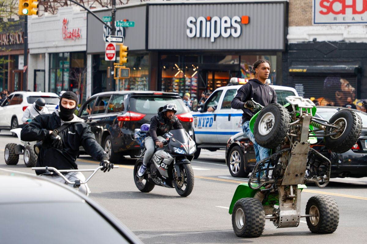 Las motos todoterreno se vuelcan a las calles cuando las temperaturas son más cálidas.