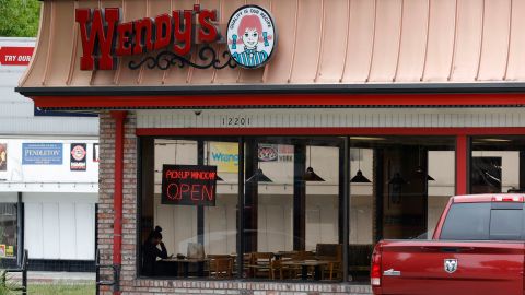 La mujer amenazó con golpear al empleado de Wendy's.