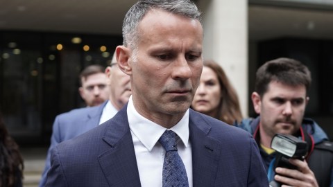 Ryan Giggs a la salida de una corte en Manchester, Inglaterra.