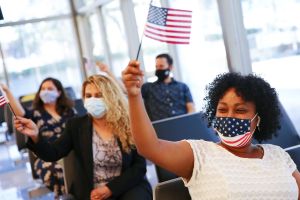 Más fondos para que inmigrantes con 'green card' logren la ciudadanía