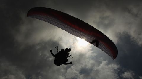 Una mujer murió luego de que el capitán cortara la línea de remolque.